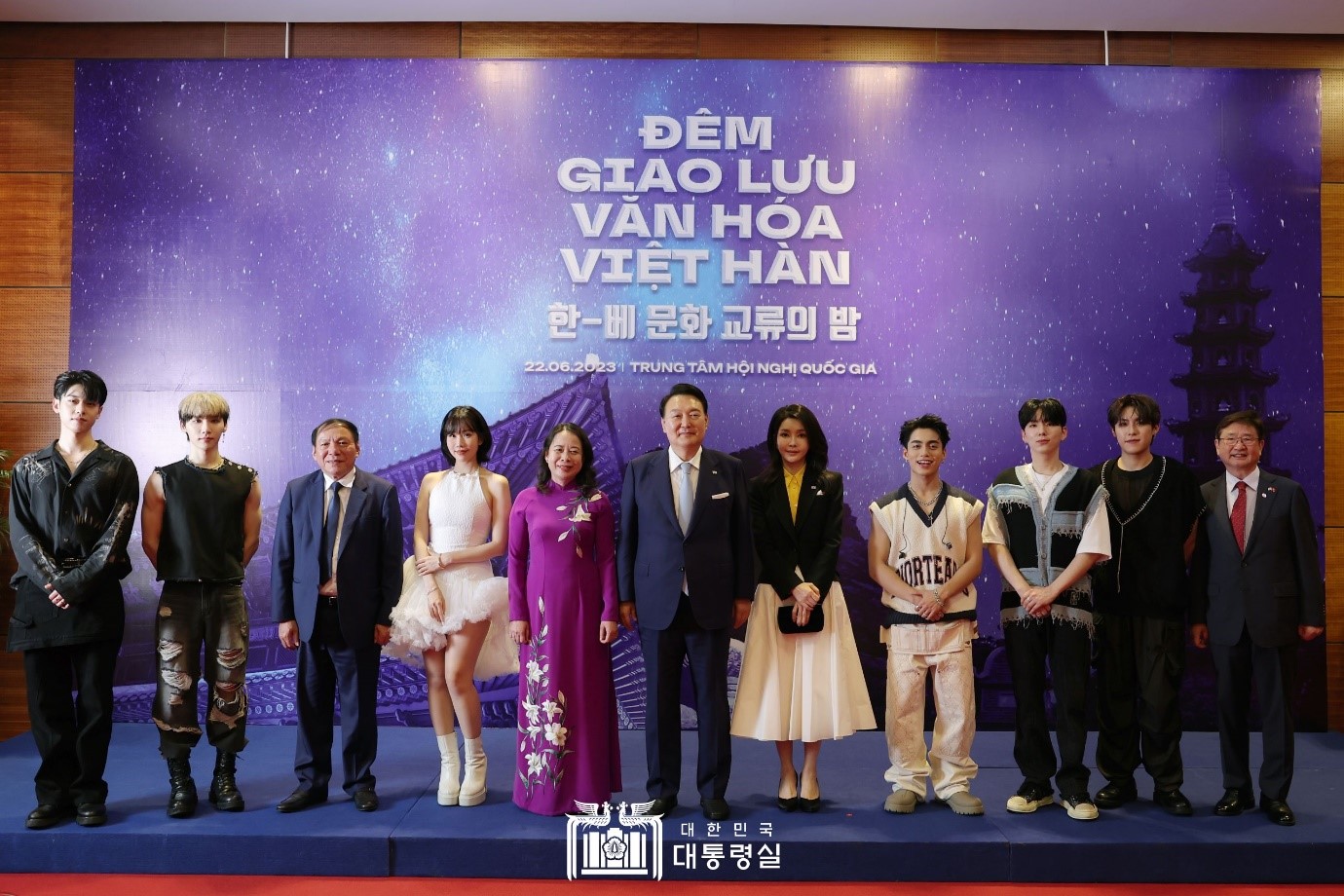 El 22 de junio (hora local), el presidente Yoon Suk Yeol (centro) y la primera dama Kim Keon Hee (séptima desde la izda.), se toma una foto conmemorativa junto con la vicepresidenta vietnamita Võ Thị Ánh Xuân (quinta desde la izda.), y cantantes tanto coreanos como vietnamitas, en el evento 'Noche de Intercambio Cultural Corea del Sur-Vietnam', celebrado en el Centro Nacional de Convenciones de Vietnam. Alrededor de 3.000 personas, incluidos funcionarios gubernamentales y comerciales de ambos países, fanáticos locales de hallyu, instituciones educativas relacionadas con el idioma coreano y estudiantes coreanos, asistieron al evento para fortalecer el consenso cultural entre los dos países y promover la amistad entre las generaciones futuras.