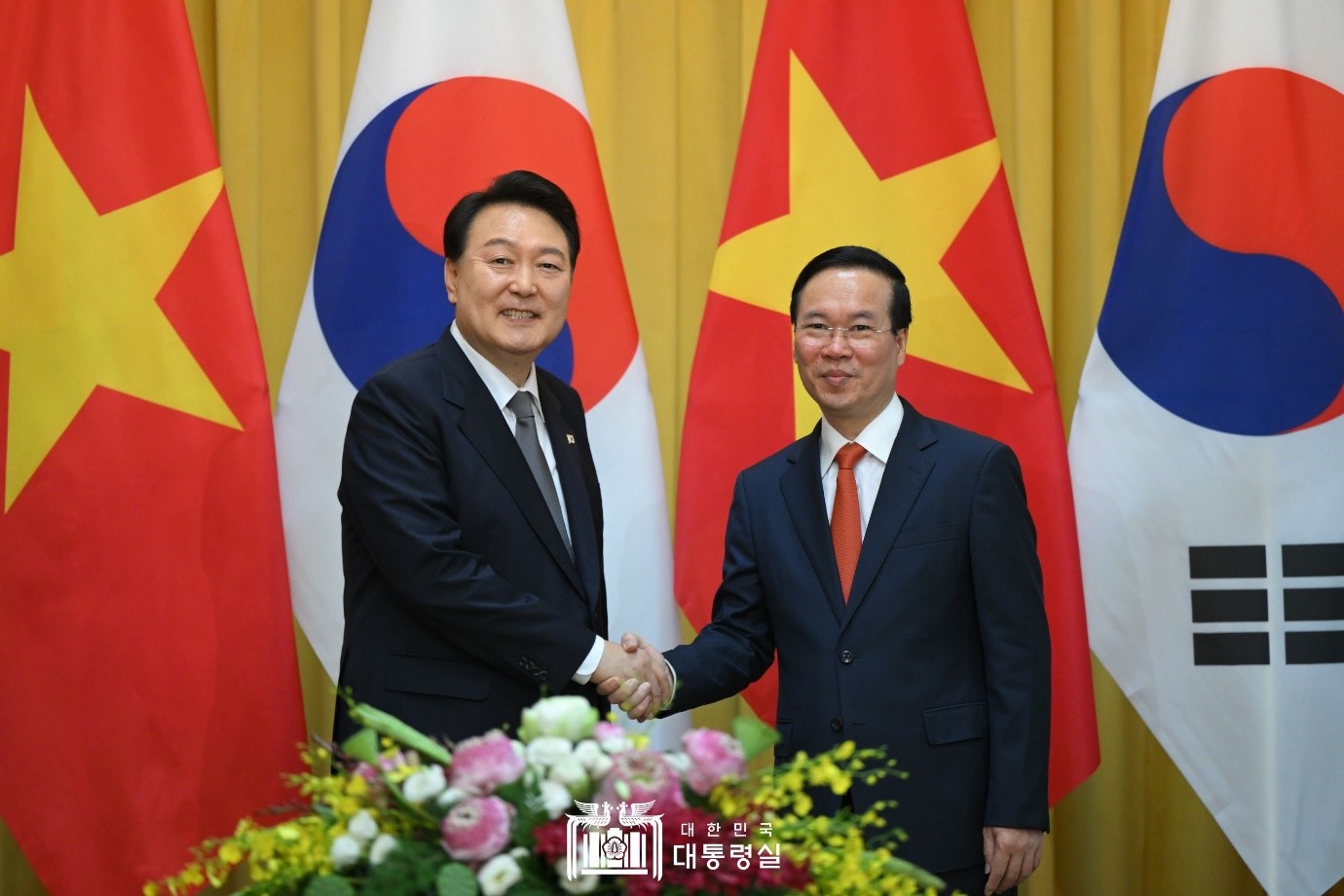 El presidente surcoreano, Yoon Suk Yeol, y el presidente vietnamita, Vo Van Thuong, se dan la mano en la Cumbre Corea del Sur-Vietnam, celebrada el 23 de junio (hora local). Corea del Sur y Vietnam acordaron acelerar la cooperación económica para alcanzar la meta de una balanza comercial de 150.000 millones de dólares para el 2030, mediante el fortalecimiento de la gestión del suministro de minerales. También acordaron reconocer las licencias de conducir internacionales emitidas por los dos países. Asimismo, ambos líderes firmaron 17 acuerdos y un memorándums de entendimiento (MOU, por sus siglas en inglés), en la conferencia de prensa conjunta celebrada después concluir la cumbre, con el fin de desarrollar las relaciones bilaterales a nivel de una asociación estratégica integral.