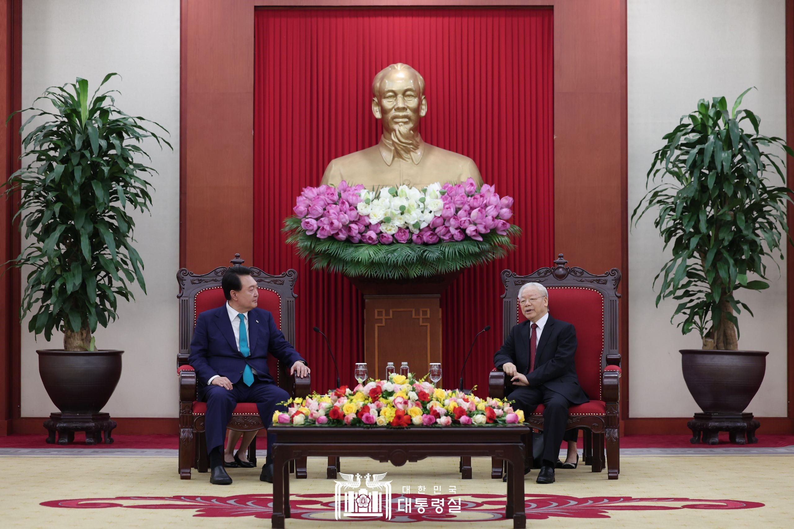  El 23 de junio (hora local), el presidente Yoon Suk Yeol (izda.) habla con el secretario general del Partido Comunista de Vietnam, Nguyen Phu Trong, en la sede del Partido Comunista de Vietnam. Esta es la primera vez que el presidente Yoon y el secretario general Trong se reúnen cara a cara. El presidente Yoon enfatizó que 