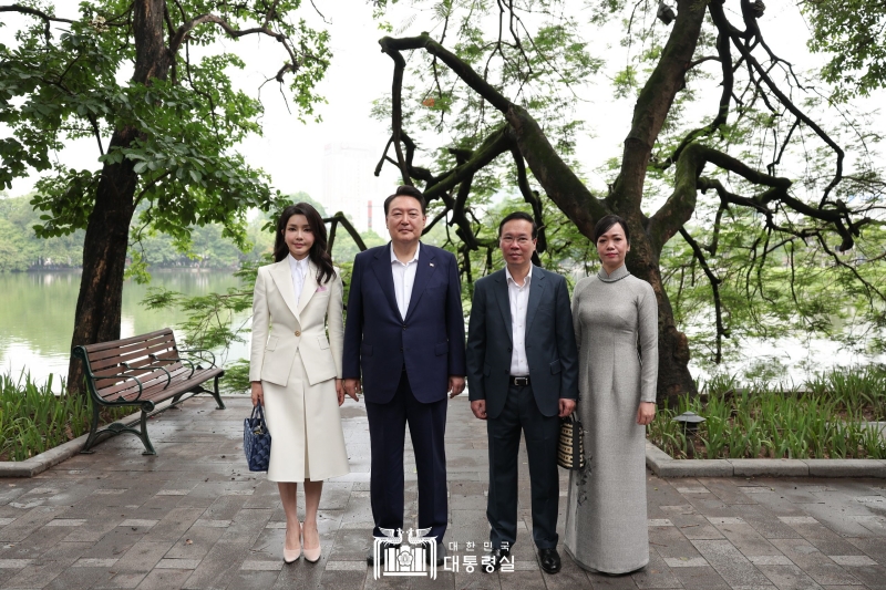 El 24 de junio (hora local), el presidente surcoreano, Yoon Suk Yeol (segundo desde la izda.) y la primera dama Kim Keon Hee (primera desde la izda.) posan para una foto grupal con el presidente vietnamita, Vo Van Thuong y su esposa, Phan Thi Thanh Tam en el lago Hoàn Kiếm, en Hanói. Los cuatro se reunieron para desayunar juntos en un restaurante cerca del lago. Durante la reunión acordaron impulsar aún más la amistad y la asociación que ha perdurado durante 30 años.