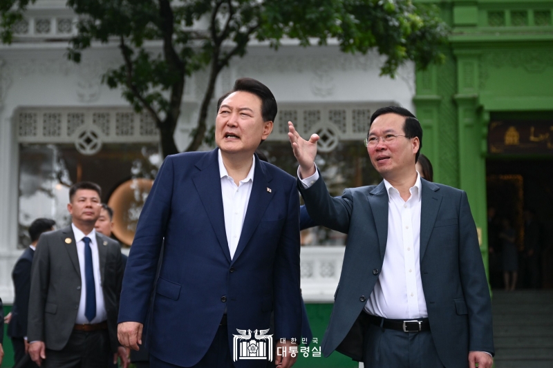 El 24 de junio (hora local), el presidente Yoon Suk Yeol da un paseo por el lago Hoàn Kiếm en Hanói, mientras escucha la explicación del presidente vietnamita, Vo Van Thuong. 