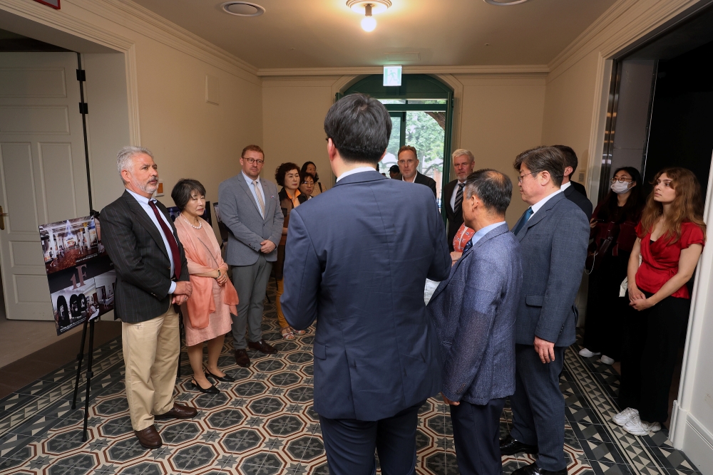 Un grupo de diplomáticos, entre ellos los embajadores de Bélgica, Alemania y Austria, participan el 26 de junio en una visita especial al Dondeokejon del palacio Deoksugung, en el distrito de Jung-gu, Seúl.