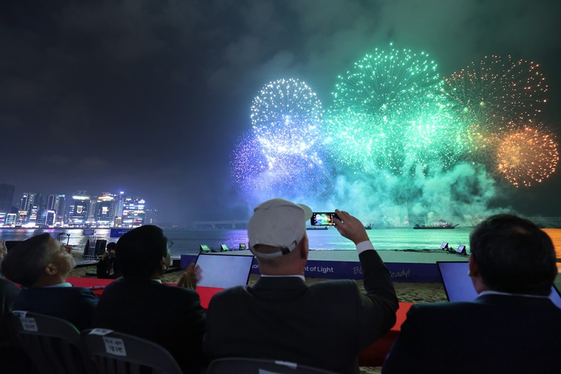La delegación de la Oficina Internacional de Exposiciones (BIE, por sus siglas en francés) observa el espectáculo de fuegos artificiales que se llevó a cabo en abril en el puente Gwangandaegyo, en Busan. | Cuenta oficial de la candidatura de Busan para albergar la Exposición Mundial 2030 en Facebook