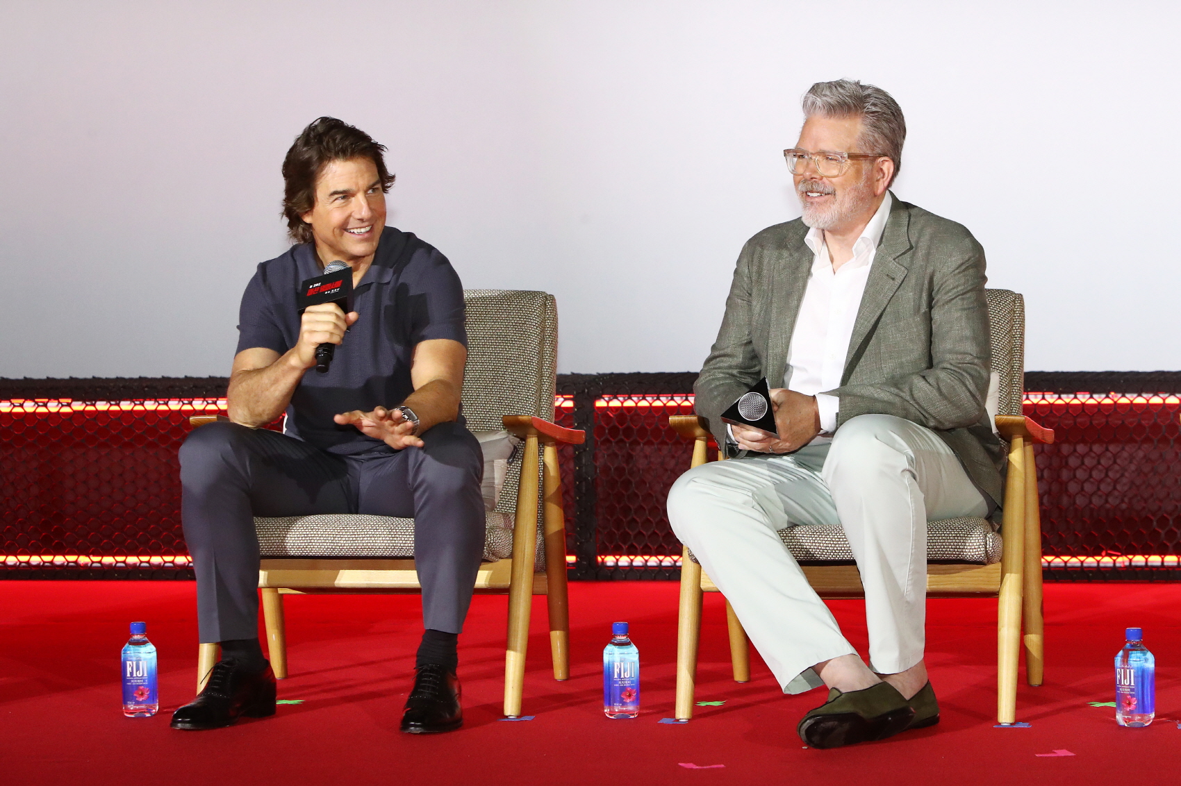  El actor Tom Cruise está respondiendo las preguntas que le hacen los periodistas, durante la conferencia de prensa de la película 'Misión Imposible: Sentencia Mortal Parte Uno', celebrada el 29 de junio en el cinema de Lotte World Tower, en el distrito de Songpa-gu, Seúl. | Lotte Entertainment