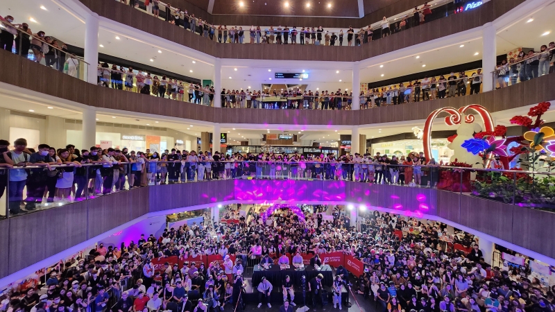 La foto, tomada el 1 de julio, muestra el recinto del evento 'K-pop para todos: Manila', en el Pasig City, Metro Manila, en la capital flipina, repleto de una entusiasta multitud.