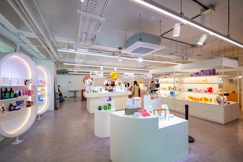 Las exportaciones de cosméticos de Corea alcanzaron los 10 billones de wones por segundo año consecutivo. La foto muestra una tienda de cosméticos en el barrio de Myeong-dong, en Seúl. | Organización de Turismo de Corea