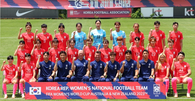 En la tarde del 7 de julio, las jugadoras del equipo de f&uacute;tbol femenino de Corea que participar&aacute;n en la Copa Mundial Femenina de la FIFA 2023 en Australia y Nueva Zelanda, se toman una foto en el Centro Nacional de F&uacute;tbol (NFC, seg&uacute;n sus siglas en ingl&eacute;s) de Paju, en la provincia de Gyeonggi-do. La selecci&oacute;n jugar&aacute; en el Grupo H contra Colombia el 25 de julio, Marruecos el 30 de julio y Alemania el 3 de agosto.