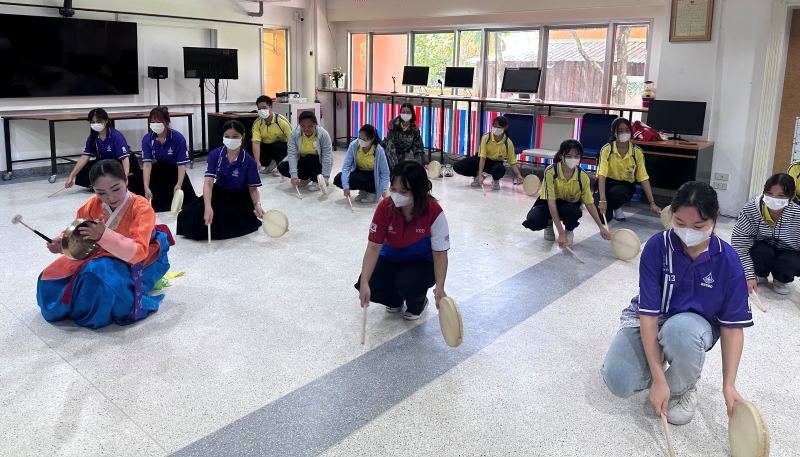 Algunos estudiantes aprenden el 14 de julio la danza sogo (tambor tradicional) en un acto cultural celebrado en la Universidad de Mahasarakham en el distrito de Kantarawichai, provincia de Maha Sarakham, Tailandia