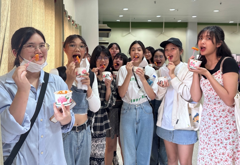 Algunos estudiantes prueban el 14 de julio el tteokbokki durante un acto cultural coreano en la Universidad de Mahasarakham, en Kantarawichai, provincia tailandesa de Maha Sarakham. 