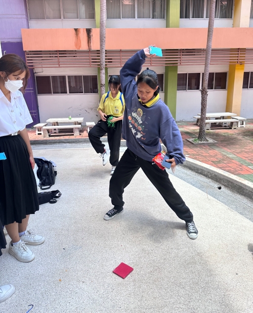 Unos estudiantes juegan el 14 de julio a un juego tradicional llamado 'ttakjichigi' mientras participan en un acto cultural coreano en la Universidad de Mahasarakham, en Kantarawichai, provincia tailandesa de Maha Sarakham.