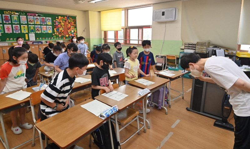 El 19 de julio, un profesor de primaria se despide de sus estudiantes en su último día de clases antes de comenzar las vacaciones de verano, en la Escuela Primaria Bupyeongnam, en el distrito de Bupyeong-gu, en Incheon.