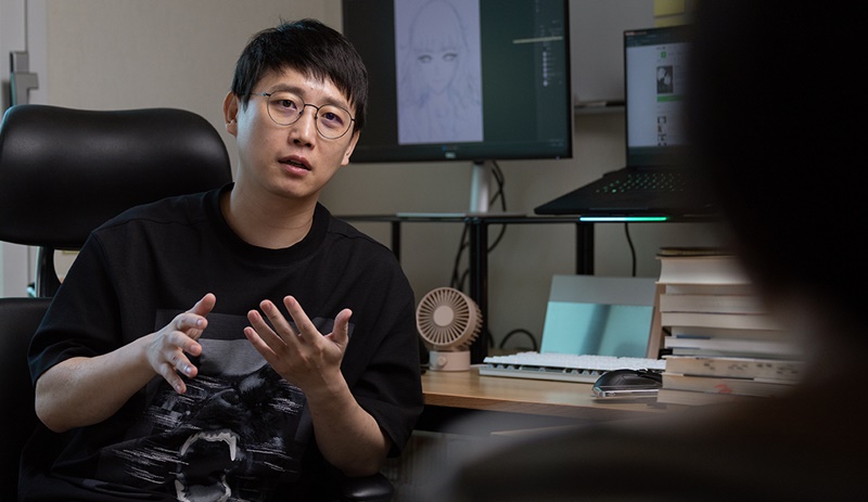 El webtoonista Hwang Junho habla el 7 de julio durante una entrevista con Korea.net en su estudio, ubicado en el distrito de Yongsan-gu, en Seúl. | Lee Jun Young