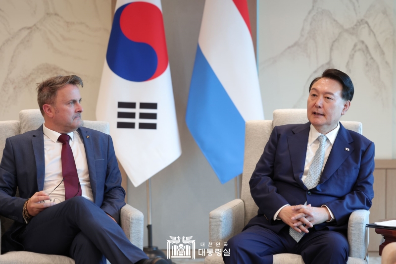 En la tarde del 25 de julio, el presidente Yoon Suk Yeol (derecha) se reúne con el primer ministro de Luxemburgo, Xavier Bettel, en la oficina presidencial surcoreana, en el distrito de Yongsan-gu, Seúl.