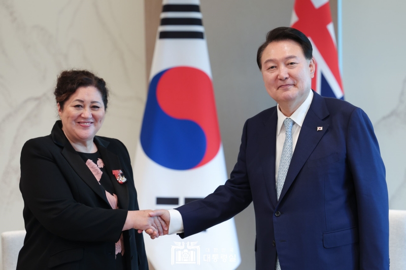 En la tarde del 25 de julio, el presidente Yoon Suk Yeol (derecha) estrecha la mano de la gobernadora general de Nueva Zelanda, Cindy Kiro, en la oficina presidencial surcoreana, en el distrito de Yongsan-gu, Seúl.