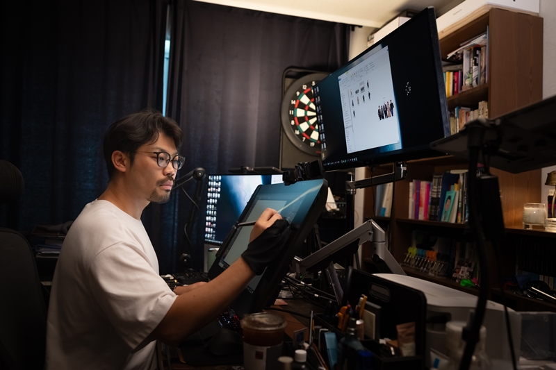 El 25 de julio, el webtoonista Jong-beom Lee, a quien las reporteras de Korea.net conocieron en su estudio ubicado en el distrito de Bundang-gu, en Seongnam-si, en la provincia de Gyeonggi-do, dice que la mayoría de los webtoonistas tienen enfermedades ocupacionales como hernia de disco que afecta tanto la zona lumbar como el cuello, y dolores en los hombros y las muñecas. Además, la sensación de sentir presión como si fuera una carga, producto de las reacciones que los lectores dejan a través de los comentarios, les generan una herida psicológica grande. | Kim Sunjoo