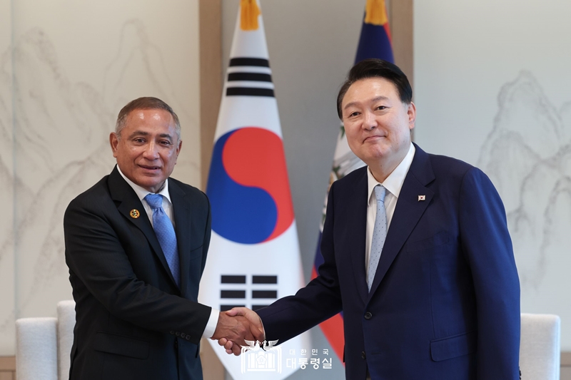 El presidente Yoon Suk Yeol (derecha) se toma una foto conmemorativa con el primer ministro de Belice, John Briceño, durante una reunión llevada a cabo el 1 de agosto en la oficina presidencial surcoreana, en el distrito de Yongsan-gu, Seúl. | Oficina presidencial