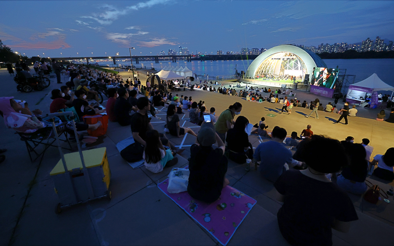 La foto muestra el 29 de julio del año pasado a los ciudadanos que visitaron el parque Yeouido Hangang, viendo el espectáculo 'Hangang Summer Music Picnic'. El 