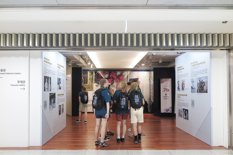  Los scouts suecos visitan el Museo de Historia de Corea y ven la exposición especial sobre el 70° aniversario de la alianza entre Corea del Sur y los EE. UU., durante el programa turístico realizados antes de la inauguración 25° Jamboree Scout Mundial.