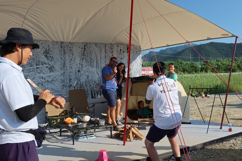  El 5 de agosto, unos scouts se toman fotos en la zona de fotos centro de promoción turística de Corea, en la zona delta del campamento en Saemangeum. | Cao Thị Hà