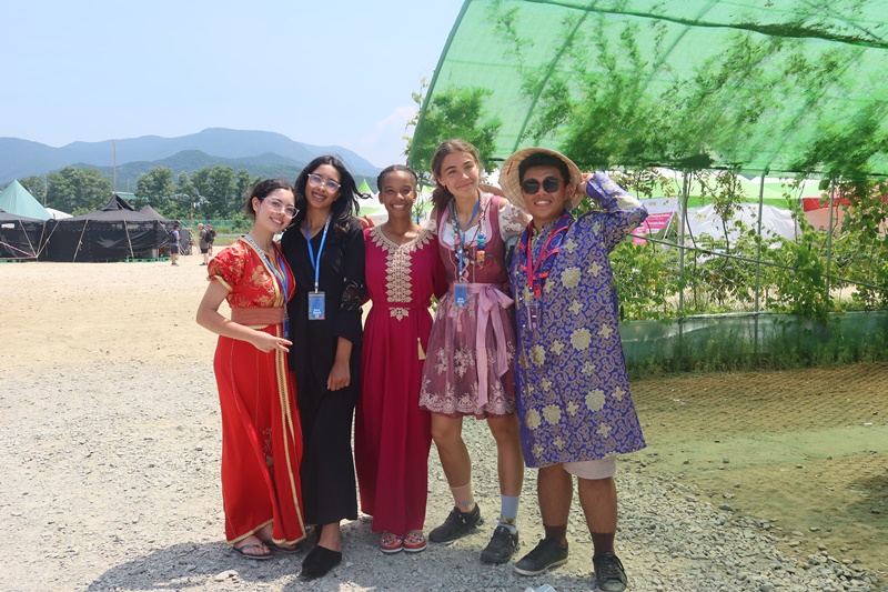 Los participantes del Jamboree posan para una foto grupal vistiendo la ropa tradicional de sus países de origen, durante el Día del Intercambio Cultural que se llevó a cabo el 6 de agosto. Las tres scouts de la izquierda son miembros de la delegación de Marruecos, la cuarta scout desde la izquierda de la delegación de Austria y el de la derecha es de la delegación de Vietnam. | Cao Thị Hà