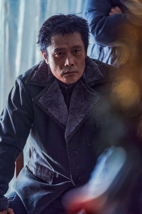 La foto muestra una escena de la película 'Concrete Utopia', en la que Lee Byung-hun interpreta el papel de Young-tak, quien expresó: 