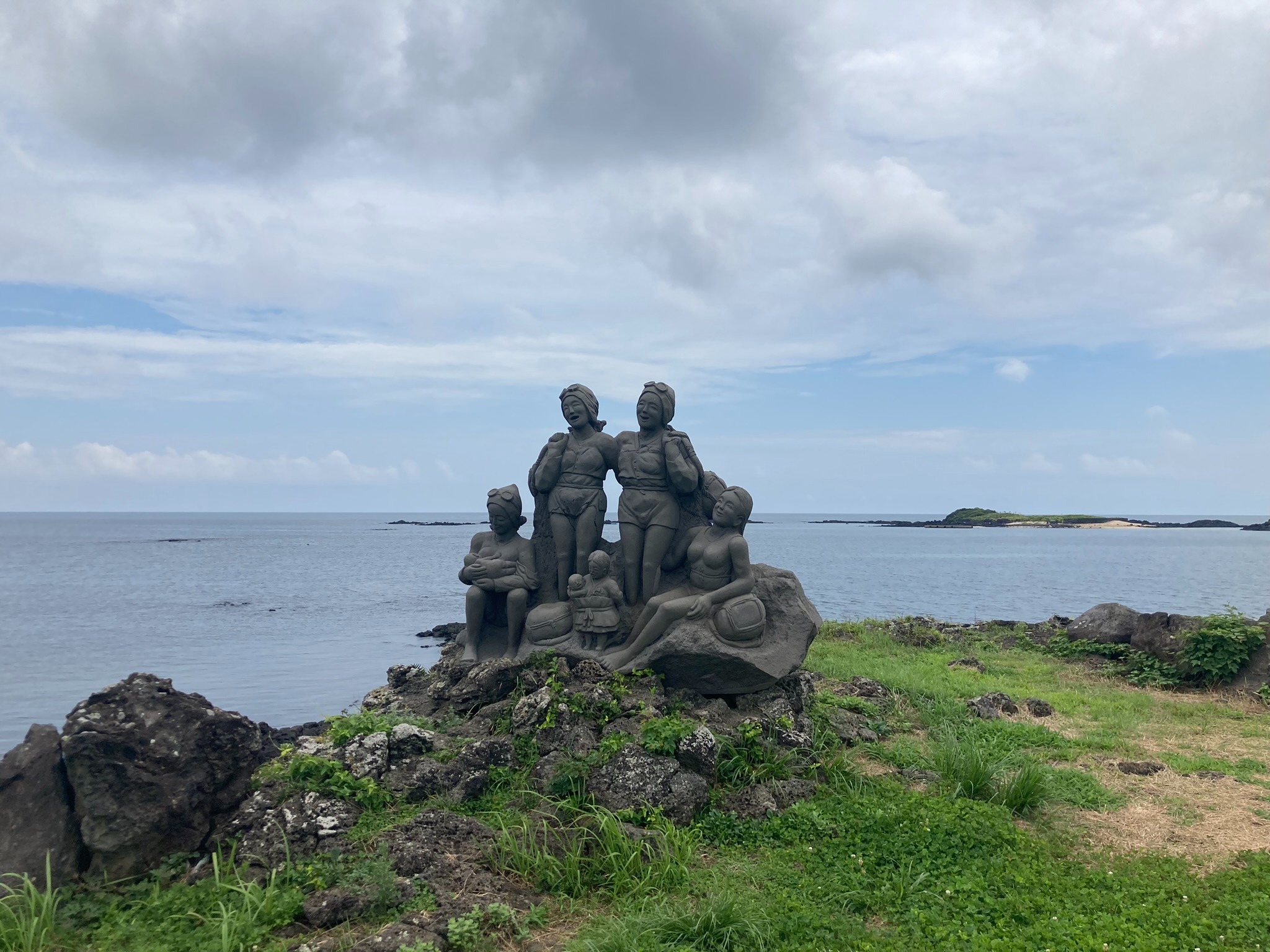 La foto muestra una estatua de unas haenyeo (buceadoras) en Gujwa-eup, la isla de Jeju. Las haenyeo se sumergen sin la ayuda de ningún tanque de oxígeno, a una profundidad de 20 metros, para recolectar mariscos. | Charles Audouin