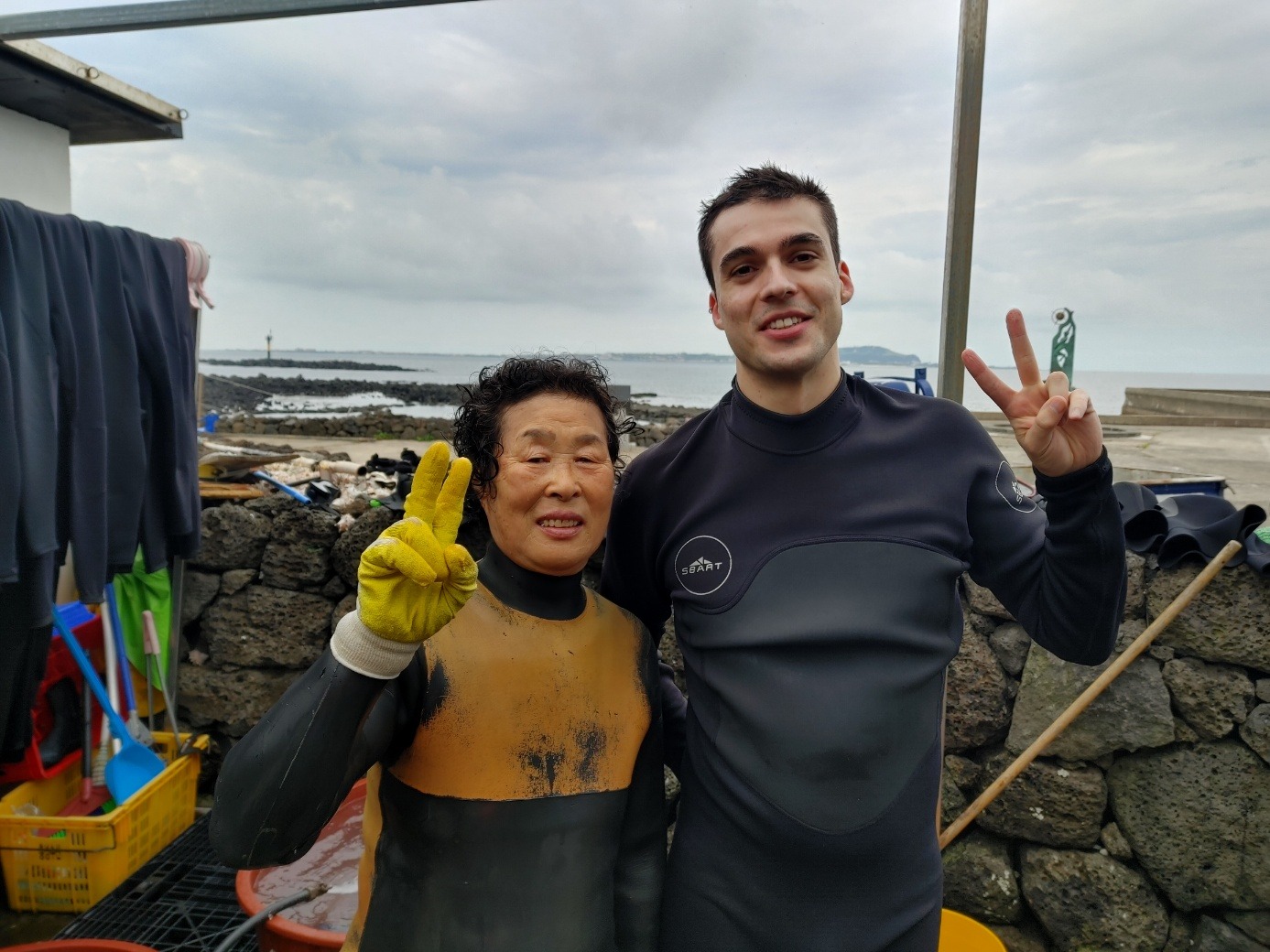 El 21 de julio, después de bucear como las haenyeo en el pueblo pesquero de Hado en Gujwa-eup, en la isla de Jeju, el periodista de Korea.net Charles Audouin (derecha), se toma una foto conmemorativa junto con Jeong Chun-ja, una buceadora de la isla que tiene 50 años de experiencia como haenyeo. En ese momento, Jeong Chun-ja dijo que “si trabajara durante unas cuatro horas, recolectaría alrededor de 100 kilogramos de mariscos, incluyendo caracoles, abulones y pulpo”. | Charles Audouin 