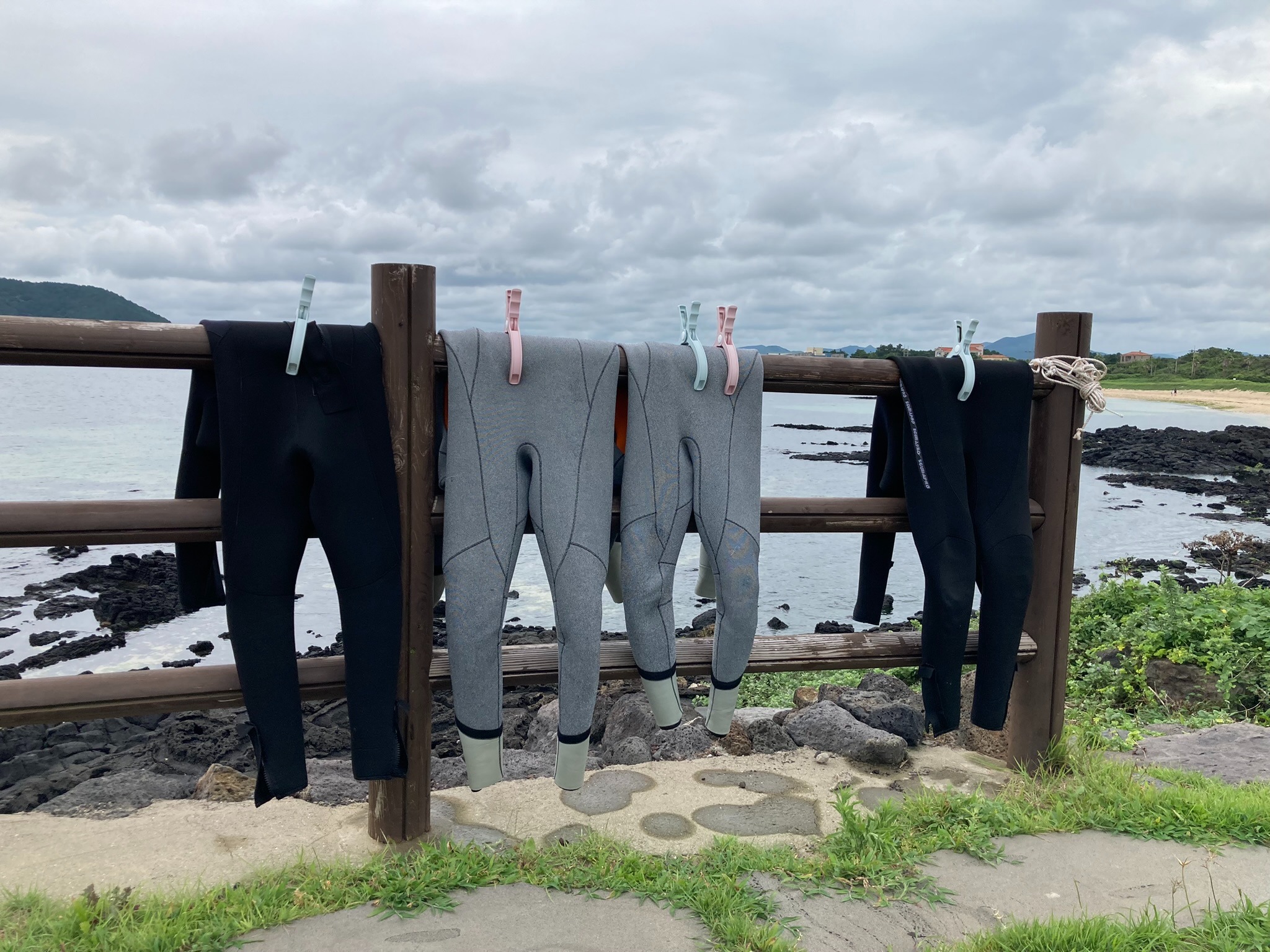 La foto muestra los trajes de neopreno secándose al aire libre, después de que los participantes bucearan el 21 de julio, en el pueblo pesquero Hado en Gujwa-eup, en la isla de Jeju. | Charles Audouin