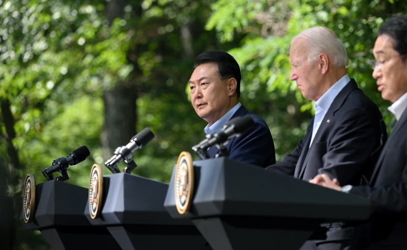 El presidente Yoon Suk Yeol (izda.), habla durante una conferencia de prensa conjunta con sus homólogos de Estados Unidos, Joe Biden (segundo por la izda.), y Japón, Fumio Kishida (tercero por la izda.), tras una cumbre trilateral, celebrada en Camp David, EE. UU. | Oficina presidencial