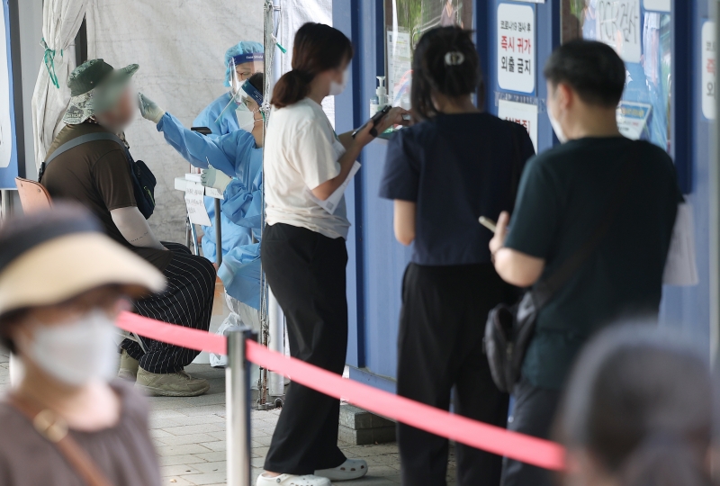 Un personal médico realiza, el 23 de agosto, una prueba de COVID-19 en un centro de pruebas, instalado en el Centro de Salud del distrito de Dalseo-gu en Daegu. | Agencia de Noticias Yonhap