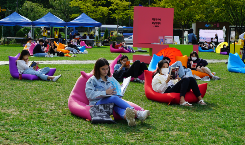 La foto muestra a los visitantes leyendo al aire libre en la biblioteca instalada en la plaza de Seúl, ubicada en el distrito de Jung-gu, en Seúl. La Biblioteca Metropolitana de Seúl anunció el 27 de agosto que ganó el Premio Biblioteca Ecológica de la Federación Internacional de Asociaciones de Bibliotecarios y Bibliotecas (IFLA, por sus siglas en inglés). 