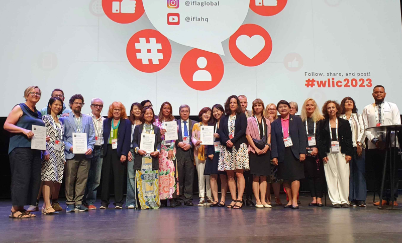 Los representantes de las delegaciones ganadoras del Premio Biblioteca Ecológica y los funcionarios encargados de organizar el concurso, se toman una fotografía conmemorativa durante 88ª Conferencia Mundial de Bibliotecas e Información de la Federación Internacional de Asociaciones de Bibliotecarios y Bibliotecas (IFLA, por sus siglas en inglés), celebrada el 22 de agosto (hora local), en Rotterdam, Países Bajos.