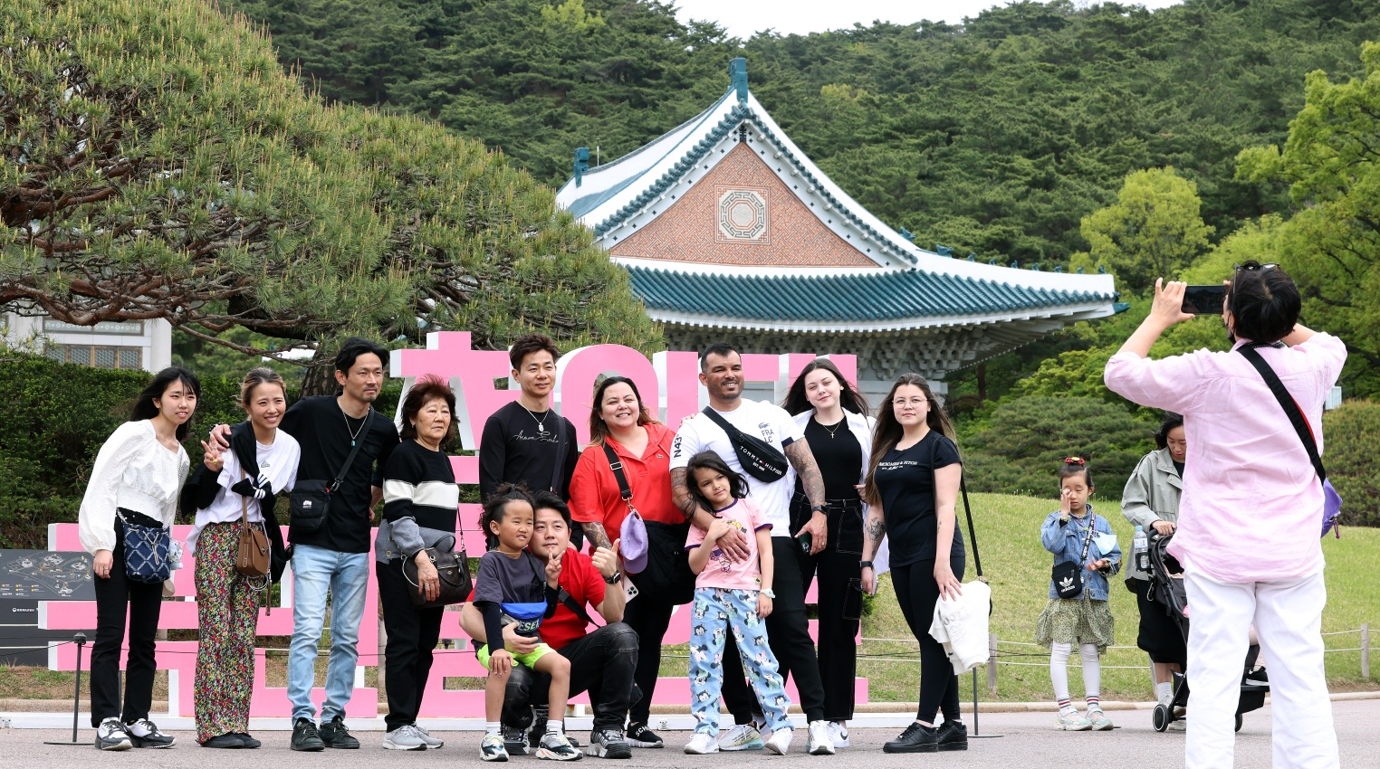 Unos visitantes extranjeros se toman una foto el 22 de abril en el antiguo recinto presidencial Cheong Wa Dae, en el distrito Jongno-gu en Seúl. | Heo Man-jin, Ministerio de Cultura, Deportes y Turismo