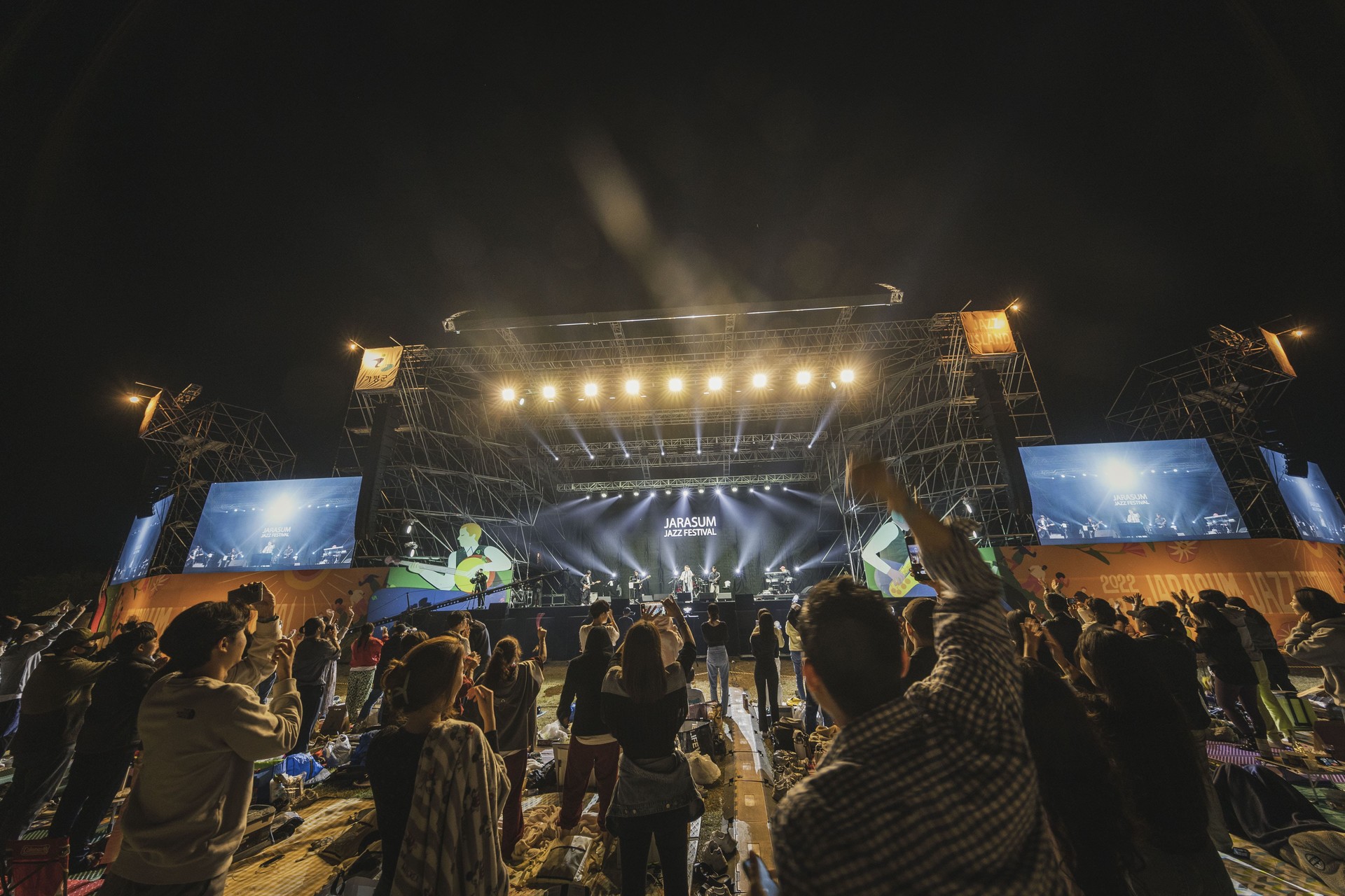 Los espectadores disfrutan del Festival de Jazz de Jarasum, celebrado del 1 al 13 de octubre de 2022 en la isla de Jaraseom, en el condado de Gapyeong-gun, provincia de Gyeonggi-do. | Sitio web oficial del Festival de Jazz de Jarasum