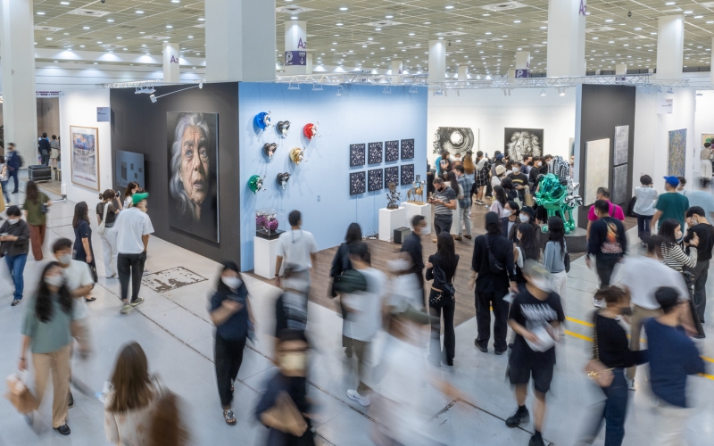 Se muestra una sala de exhibición de la feria de arte Kiaf Seoul, celebrada del 3 al 6 de septiembre de 2022 en el centro comercial COEX, en el distrito Gangnam-gu, en Seúl. | Ministerio de Cultura, Deportes y Turismo