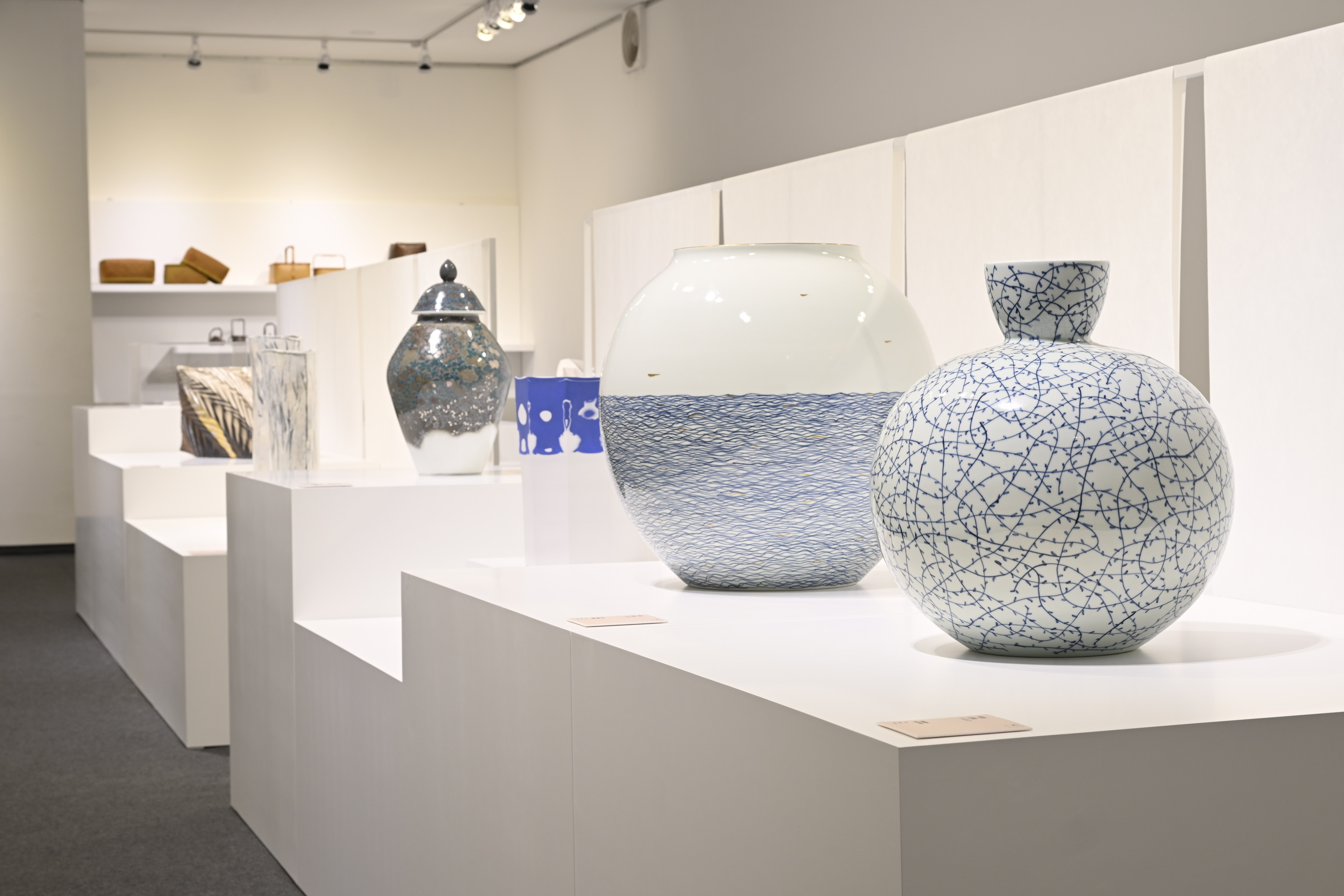 La foto muestra algunas de las piezas artesanales de cerámica presentadas en la 'Exposición de artesanía Corea del Sur-China-Japón: armonía en medio de la diversidad'. | KOCIS