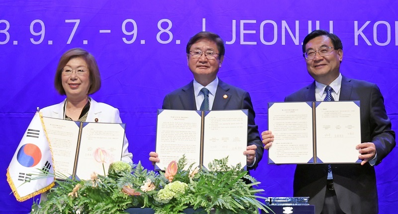 El 8 de septiembre, el ministro surcoreano de Cultura, Deportes y Turismo, Park Bo Gyoon (centro), el ministro chino de Cultura y Turismo, Hu Heping (derecha), y la ministra japonesa de Educación, Cultura, Deporte, Ciencia y Tecnología, Keiko Nagaoka se hacen una foto de grupo mientras sostienen sus respectivas copias de la Declaración de Jeonju en la 14ª reunión de ministros de Cultura de los tres países en el Centro Nacional del Patrimonio Inmaterial de Jeonju, provincia de Jeollabuk-do. | Ministerio de Cultura, Deportes y Turismo