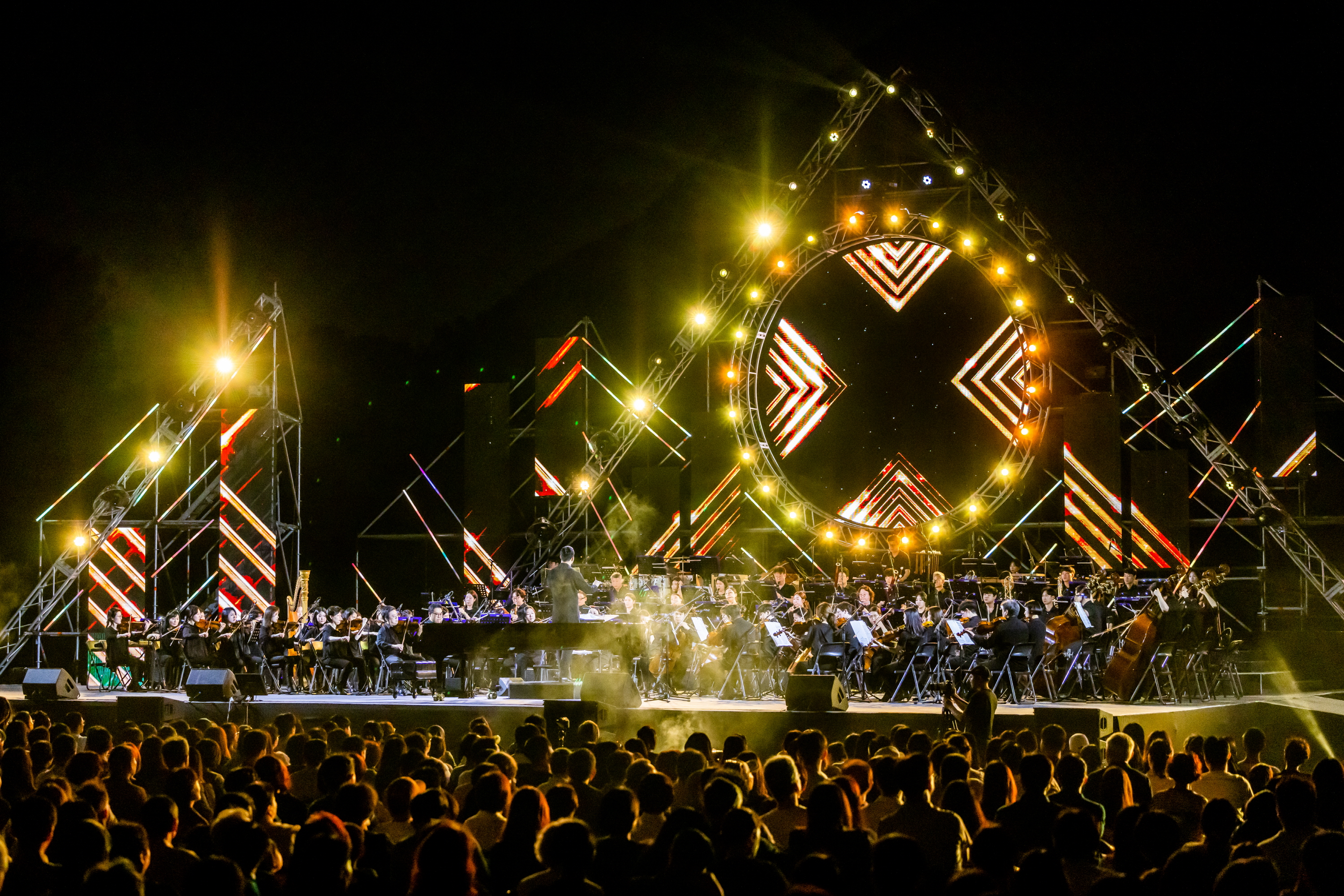La Orquesta Sinfónica Nacional ofrece una actuación en el '2023 Blue House Concert'.