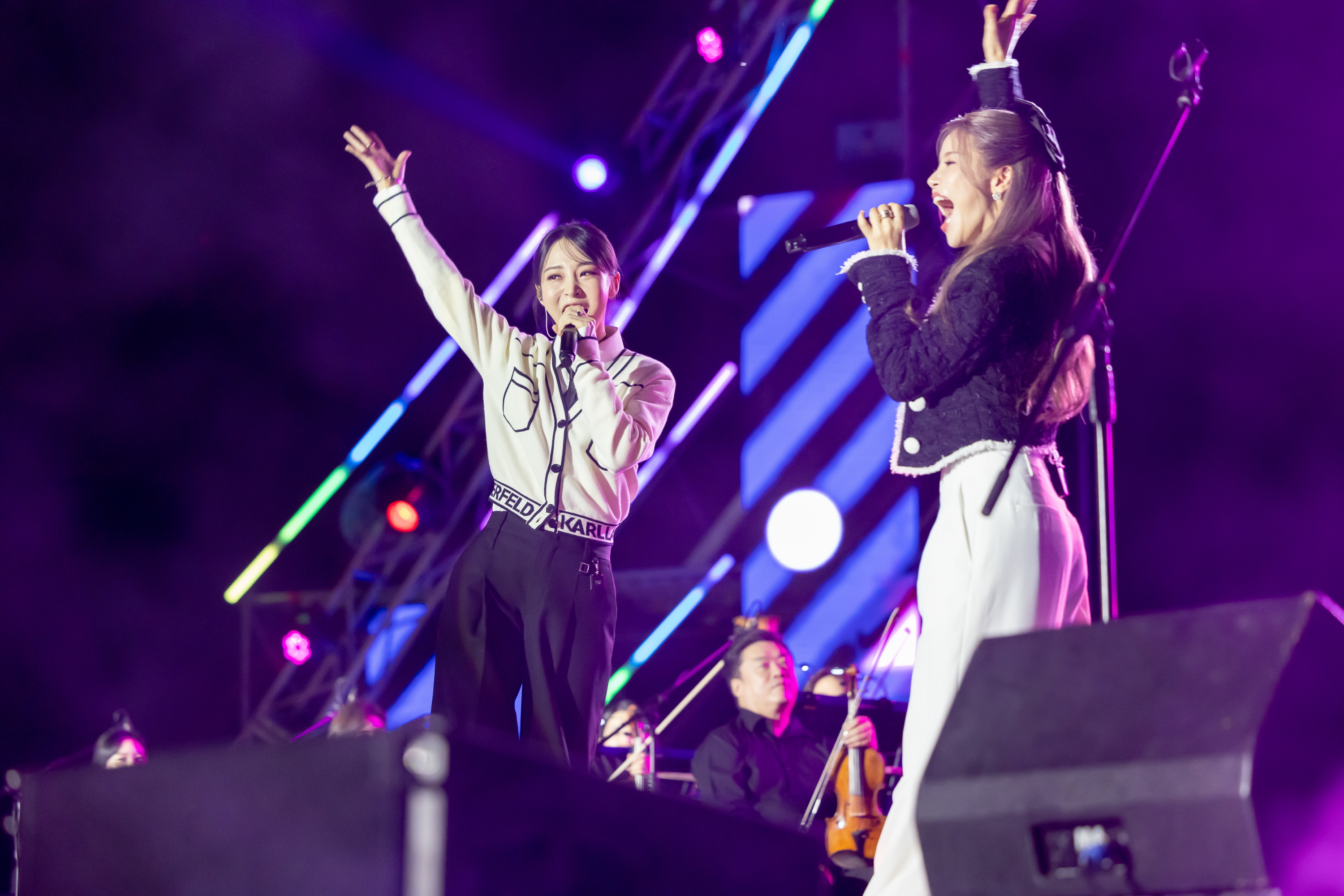Moonbyul (izda.) y Solar, miembros de MAMAMOO+, actúan en el escenario del '2023 Blue House Concert'.