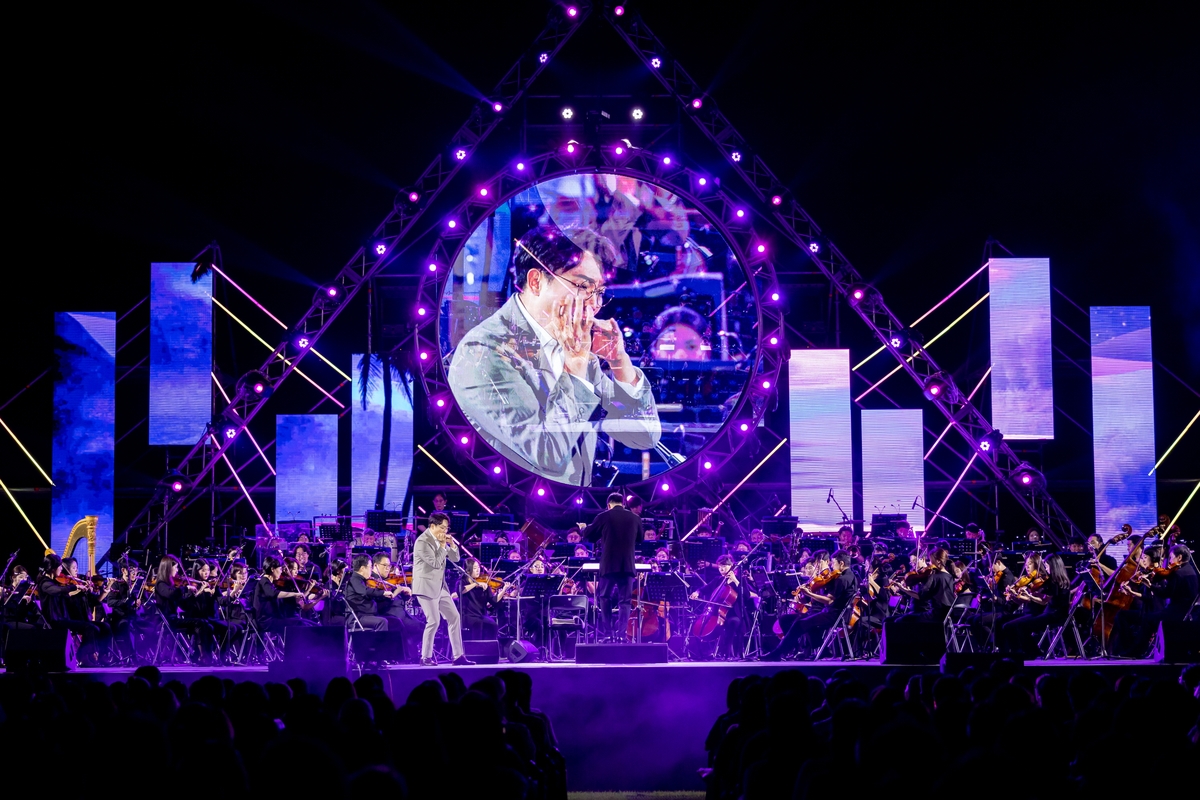 El armonicista Park Jong-sung participa en el '2023 Blue House Concert'.