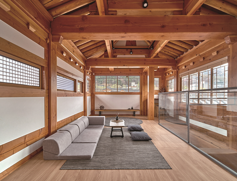 En la imagen se muestra Bijain, un hanok nombrado en 2019 como uno de los más destacados en su tipo en Seúl por el Gobierno Metropolitano de Seúl. La ciudad lanzó en 2016 estos honores anuales para promover el valor del hanok y estimular la construcción de este tipo de casas. 