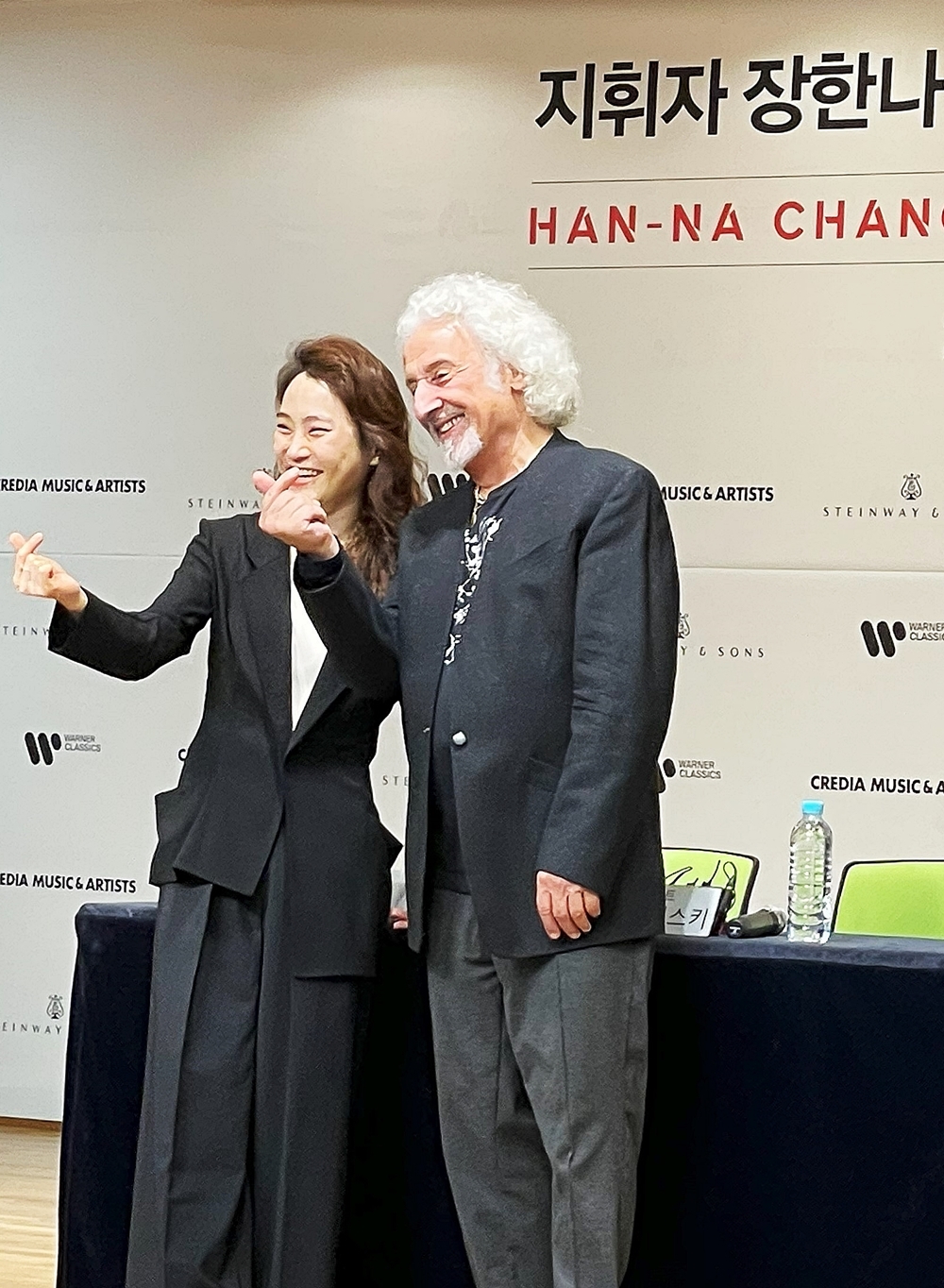 La directora de orquesta y violonchelista surcoreana, Han-na Chang (izquierda), junto con su maestro, el violonchelista letón Mischa Maisky, posan antes de iniciar la conferencia de prensa sobre el concierto ‘Hanna Jang & Mischa Maisky con la Orquesta Ditto’ que se llevó a cabo el 15 de septiembre en el Cosmos Art Hall, en el distrito de Seocho-gu, en Seúl.