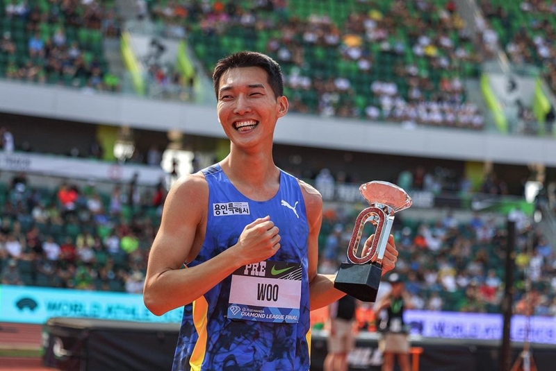 Woo Sang-hyeok celebra su histórica victoria el 16 de septiembre (hora local) en el salto de altura masculino durante la final de la Liga de Diamante 2023 de la Asociación Internacional de Federaciones de Atletismo, que tuvo lugar en el Hayward Field en Eugene, Oregón, Estados Unidos. | Cuenta oficial de Woo Sang-hyeok en Instagram