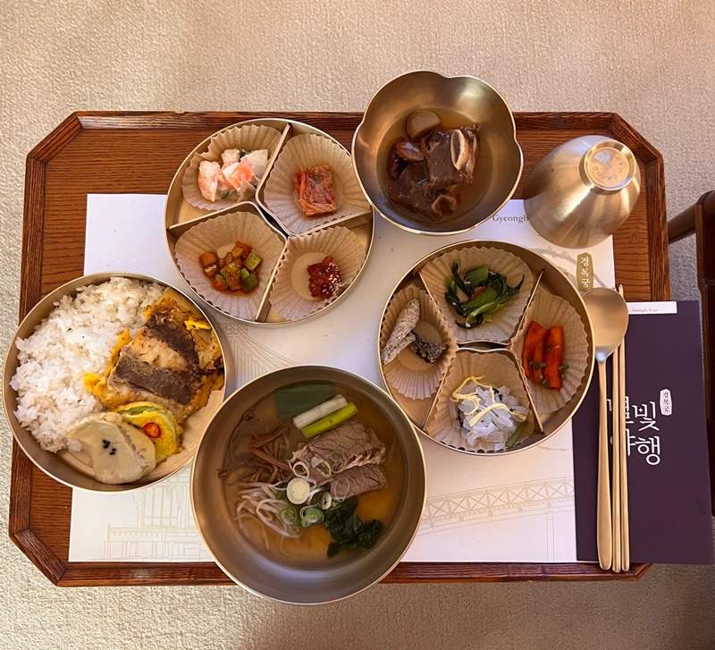 Doseoksurasang (comida real) es lo más destacado del programa especial 'Starlight Tour', en el que se realiza un recorrido por el palacio Gyeongbokgung, bajo la luz de la noche. | Angie Hong