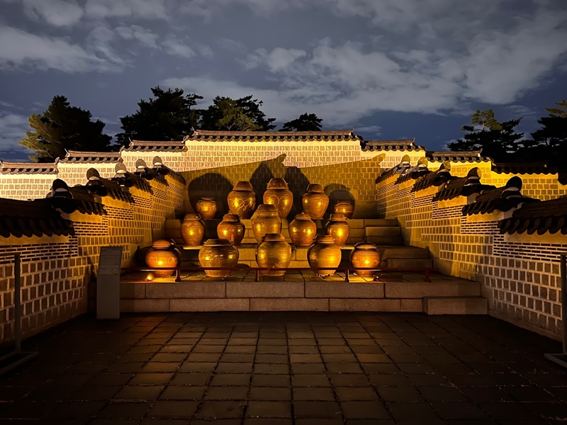 La foto muestra el interior del Janggo, lugar donde se preparaban las comidas del rey y, que no normalmente es accesible para el público en general. | Wu Jinhua