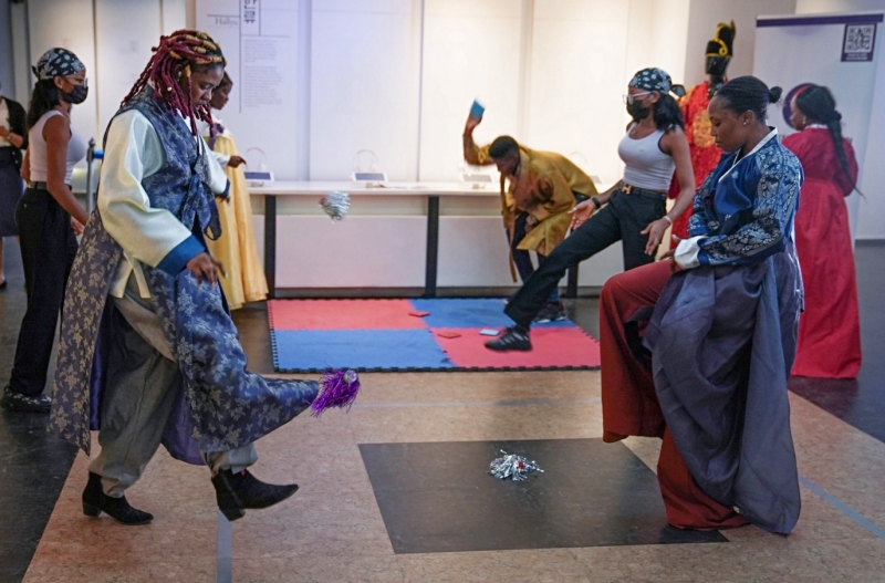 Los participantes disfrutan de jegichagi (patadas a un volante) el 13 de septiembre de 2022 en un evento de Chuseok, o festival de la cosecha de Corea, celebrado en el Centro Cultural Coreano (CCC) en Abuja, Nigeria. | CCC en Nigeria