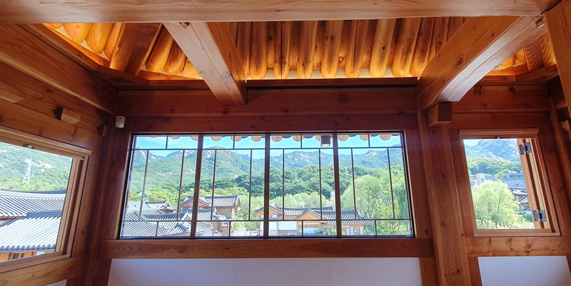 Esta ventana en el segundo piso, que presumía una vista abrumadora, fue la única parte en el interior del 'BZIGN Hanok' donde los visitantes pudieron tomar fotos.