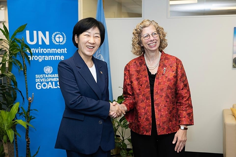 La ministra de Medio Ambiente Han Wha-jin (izquierda) se hace una foto el 20 de septiembre con la directora ejecutiva del Programa de las Naciones Unidas para el Medio Ambiente (PNUMA), Inger Andersen, en la oficina del PNUMA en Nueva York. | Ministerio de Medio Ambiente