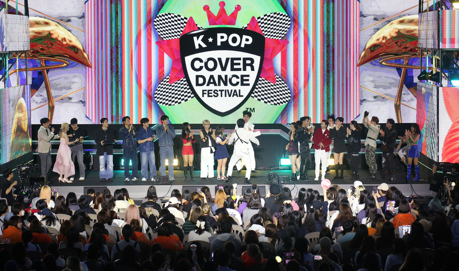 Los ganadores celebran el 23 de septiembre en la final mundial del 'K-pop Cover Dance Festival', que se celebró en el jardín de la isla de Nodeulseom, en el distrito de Yongsan-gu, Seúl. | Gobierno Metropolitano de Seúl 