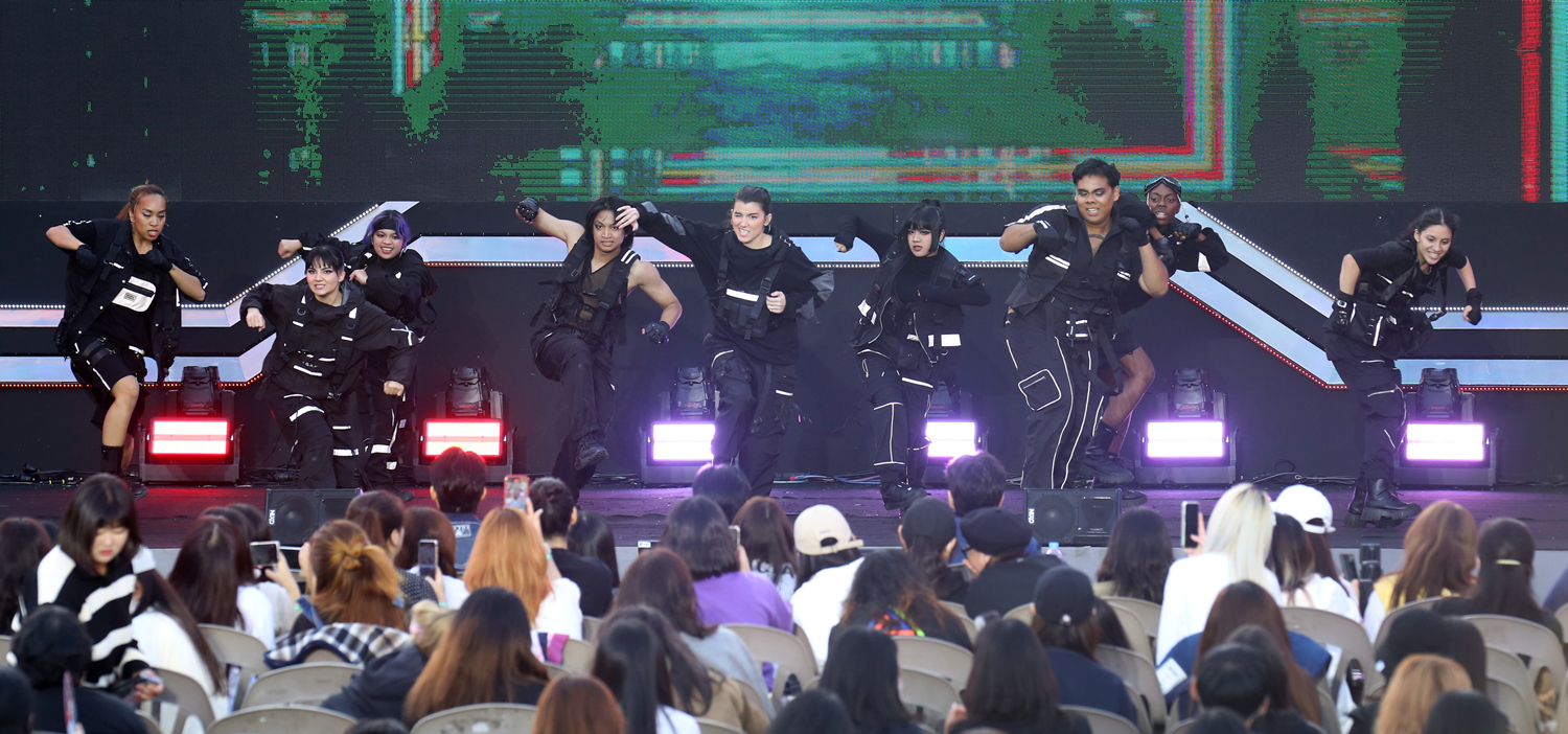 El equipo de cover dance estadounidense Prism Kru se presenta el 23 de septiembre en la final mundial del 'K-pop Cover Dance Festival', celebrada el día 23 en el jadrín de la isla de Nodeulseom, en el distrito de Yongsan-gu, Seúl. | Gobierno Metropolitano de Seúl